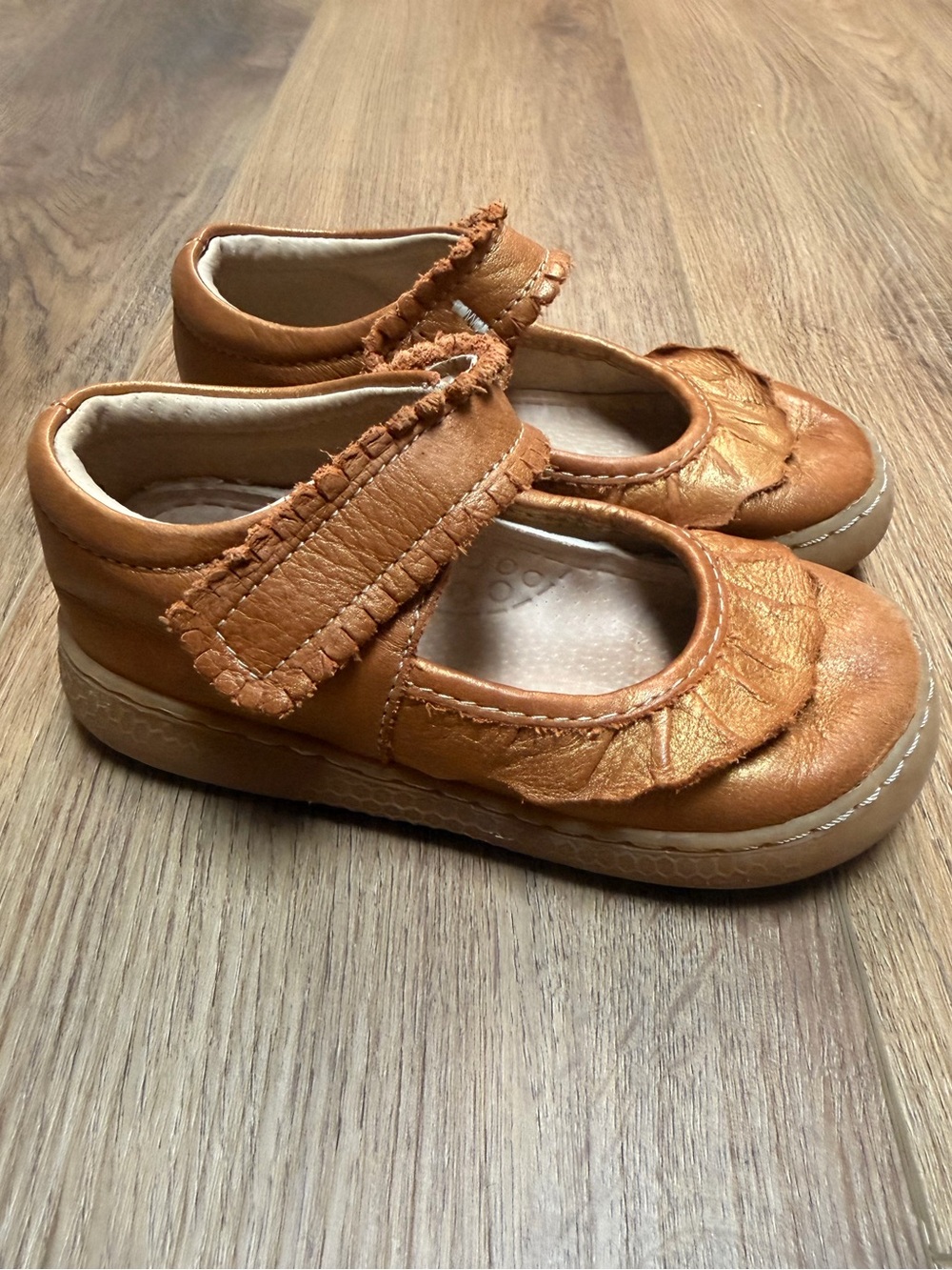 Livie & Luca Ruche Mary Jane Shoes 10 Honey Gold Caramel Leather Ruffle Fall
